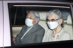 上皇后さまに付き添われ、東大病院から退院された上皇さま（2025年7月18日、写真／時事通信）