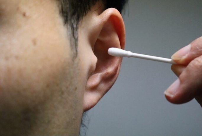 「風呂上がりの綿棒」「ヘッドホンやイヤホンの多用」は40代から始まる“聴覚の老化”を早める? “加齢性難聴”を予防する生活習慣を専門医が解説