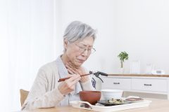 「むせやすい」「声が低くなった」50代以上の女性は老化のサイン！週2〜3回の「のどトレーニング」と「全身運動」で誤嚥性肺炎を予防＜イラストで図解＞