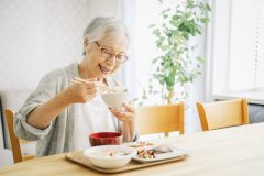 糖化・酸化を防ぐ！老けない食事の選び方「白米VSパン」「そうめんVSそば」【専門家監修】