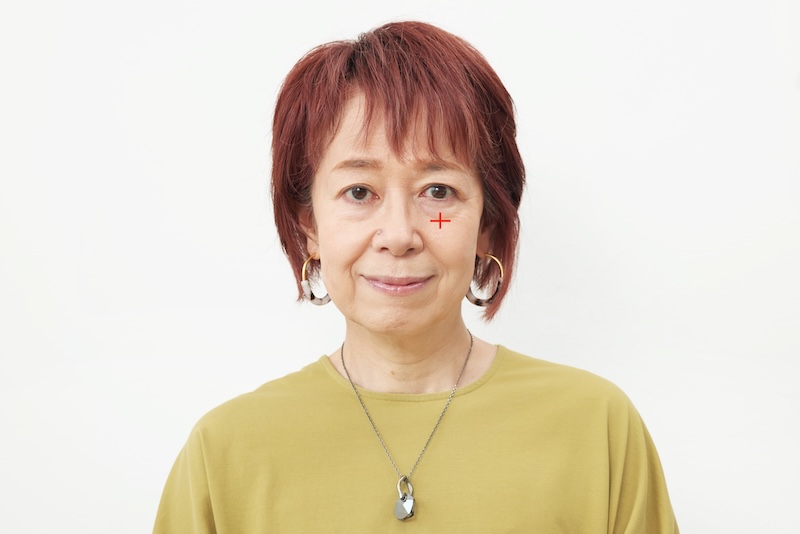 うぐいす色の服を着た女性