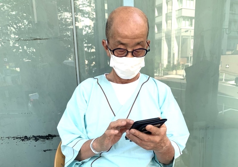スマホを見ている男性