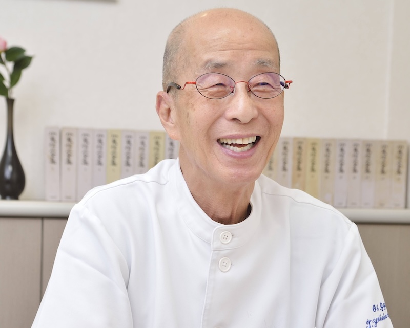 笑顔の男性