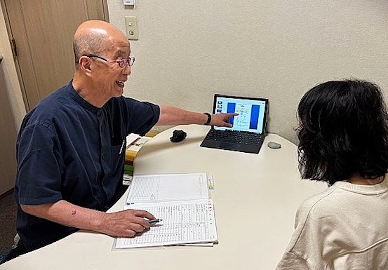 患者に説明する医師
