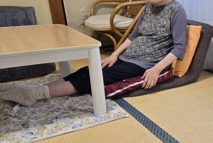 認知症の母がトイレの前でうずくまって倒れていた！真夏の夜にゾッとした出来事を解決に導いた「遠距離介護の必需品」