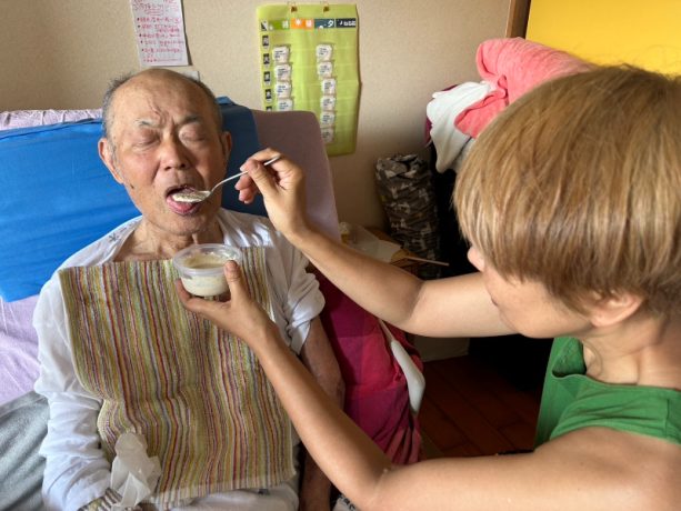 要介護4の父を在宅介護中の吉田潮さん、介護食づくりは楽しいが排泄介助で痛感した「人間は1本の管である」