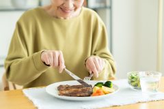 「食事は肉や魚から食べるてしっかりタンパク質を摂る」など、正しい選択が、健康な老後への第一歩
