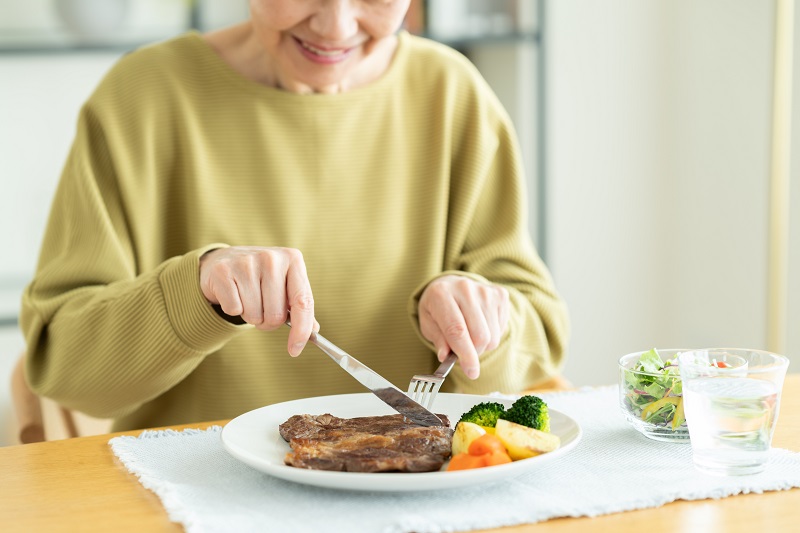 「食事は肉や魚から食べるてしっかりタンパク質を摂る」など、正しい選択が、健康な老後への第一歩