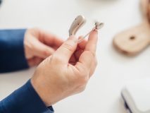 補聴器を拒否する家族を前向きにするには？ 効果的な声かけと工夫を専門家が指南
