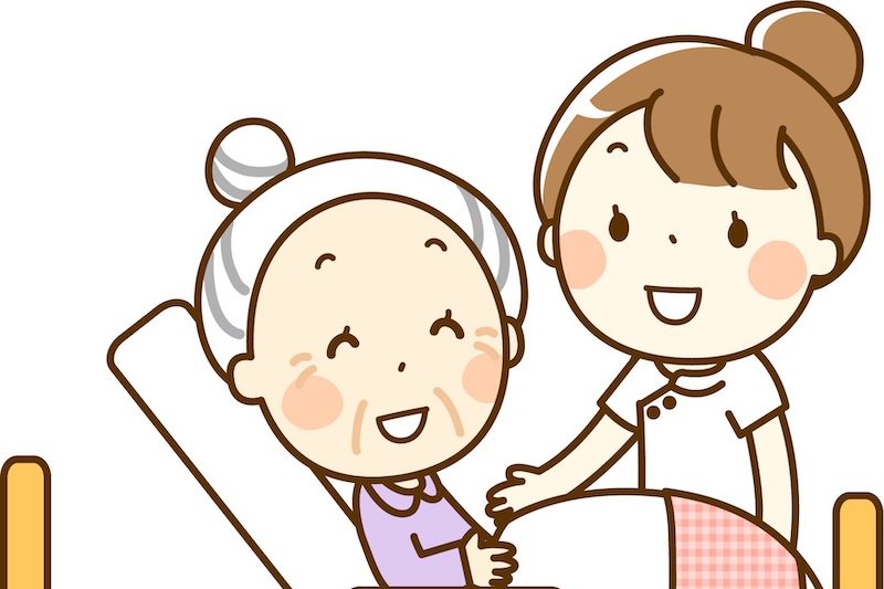 看護師とベッドにいるシニア女性