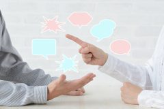 言い返さずに穏やかに収めるためには…(Ph/イメージマート)