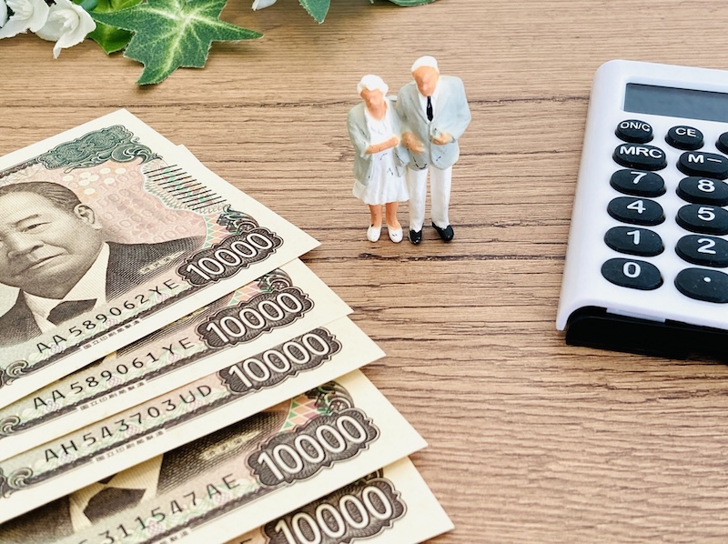 お金と電卓と人形