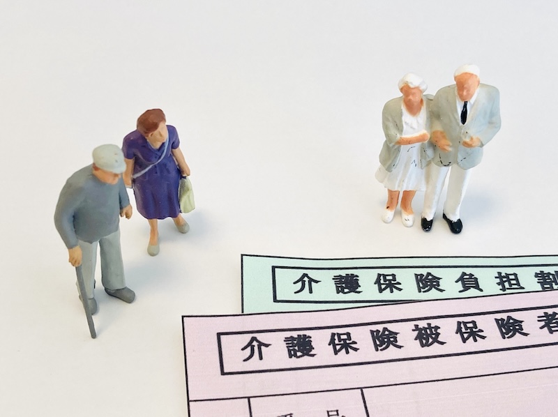 介護保険認定証と人形
