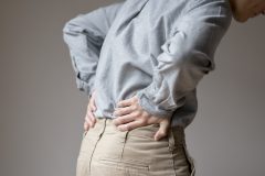 「脊柱管狭窄症」薬、注射、手術に頼らない 五輪ドクター直伝・6つのタイプ別運動でつらい痛みを改善