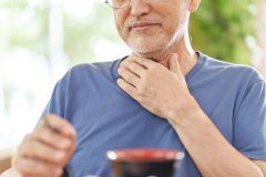 夏の猛暑が「誤嚥性肺炎」の引き金に？医師が勧める「パタカラ体操＆あいうべ体操」でのどを鍛えよう