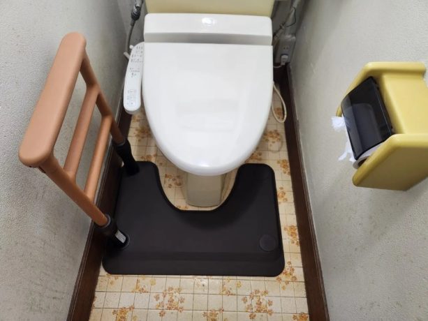 認知症の母が尿取りパッドをトイレに流す事件発生！詰まって溢れそうなトイレに息子が取った対処策とかかった金額