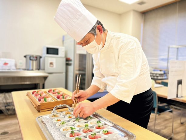 注目の高齢者施設「寿司やケーキ、マグロ解体ショーも」イベント食や絶景も自慢の5選を介護のプロが解説