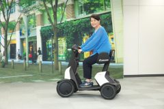 大阪・関西万博で話題の『e-SNEAKER』が一般販売へ「世代を超えて利用できる新たな移動手段！外出の機会が増えそう」＜試乗レポート＞