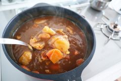 2日目のカレーに大発生⁉《ウェルシュ菌》による食中毒の予防と対策「煮込み料理やとろみのついた介護食の温度管理に要注意」【管理栄養士解説】
