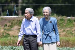 《軽井沢ご滞在》上皇ご夫妻、今年もご静養で見せられた仲睦まじい姿　年を重ねられても続く献身的な“支えあい”