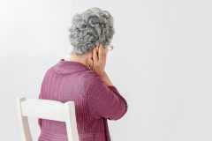鼻のすすりや くしゃみの我慢が耳に悪影響?専門医が教える難聴を遠ざける8つの習慣