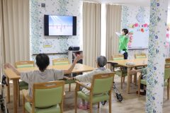 朝食後にラジオ体操を行うのがルーティーン。レクリエーションも充実している 
