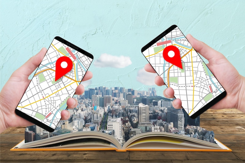 2台のスマホを近づけている