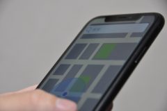 地図を表示しているスマートフォン