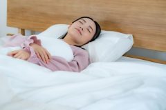 《寝る1時間前の1分だけ！》良質な睡眠が期待できる“夜のかまた体操”「内臓ほぐし」と「肩甲骨はがし」のやり方