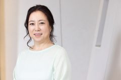 夫が旅立ってから1年半の心境を語る倉田真由美さん 