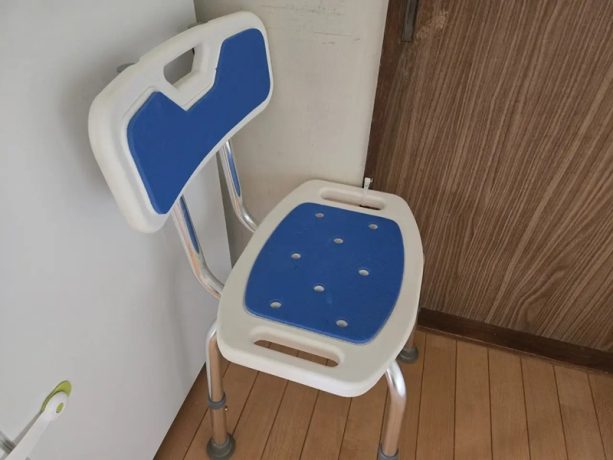 認知症の母に2台目のシャワーチェアを購入！「排泄介助がしやすくなった商品」その使い方と費用