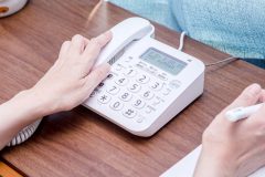 《ニセ警察詐欺など特殊詐欺に要注意》高齢者を狙う手口と対策「詐欺防止機能付きの電話には助成金も」【社会福祉士解説】