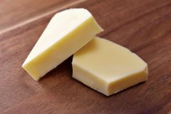 「牛乳を飲んでも栄養が吸収できない」日本人の成人約4人に1人が抱える“乳糖不耐症”カルシウムやタンパク質の摂取はチーズ＆大豆製品がおすすめ【医師監修】