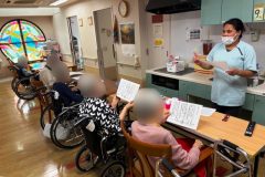 入所者たちと日本語の歌を歌うアナベルさん