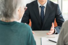 高齢者を狙った悪質商法・訪問詐欺の種類と実例9選|騙させれないための4つの対策「騙されやすい人の特徴は?」【社会福祉士解説】