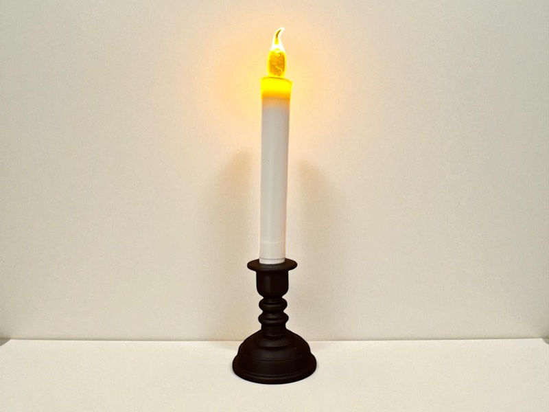 ）「火を使わないLEDろうそく」。オンオフは炎の部分を上から押すだけと操作も簡単