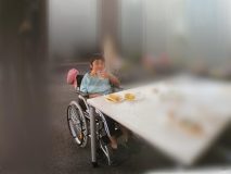 施設で暮らす母が「テレビを壊した！」「夜中に大声を出す」困った事態にヤングケアラーの娘が抱える葛藤と対策