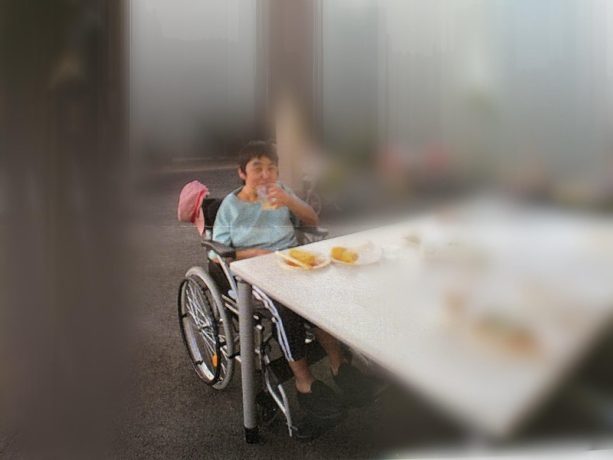 施設で暮らす母が「テレビを壊した！」「夜中に大声を出す」困った事態にヤングケアラーの娘が抱える葛藤と対策