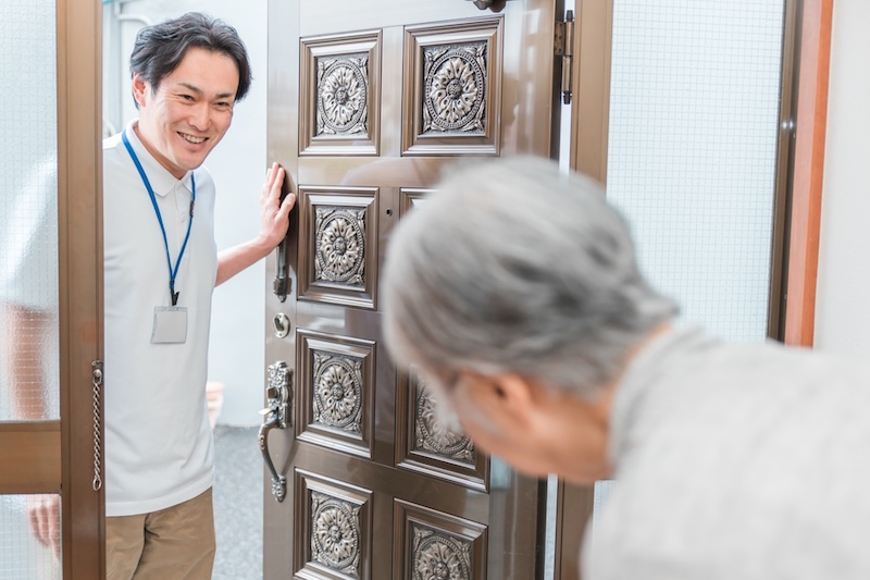 シニアの家を訪問する介護職員