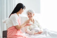介護する女性