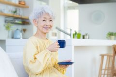 《たんぱく質不足は要介護リスクに》「片足立ちで靴下をはけない人」は要注意！サルコペニアやフレイルの“危険性”を医師が解説