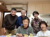 新聞投稿が趣味だった母。コラムニストの息子が掲載記事の切り抜きファイルを見て決めたこと|「147日目に死んだ母――がん告知から自宅で看取るまでの幸せな日々」Vol.2