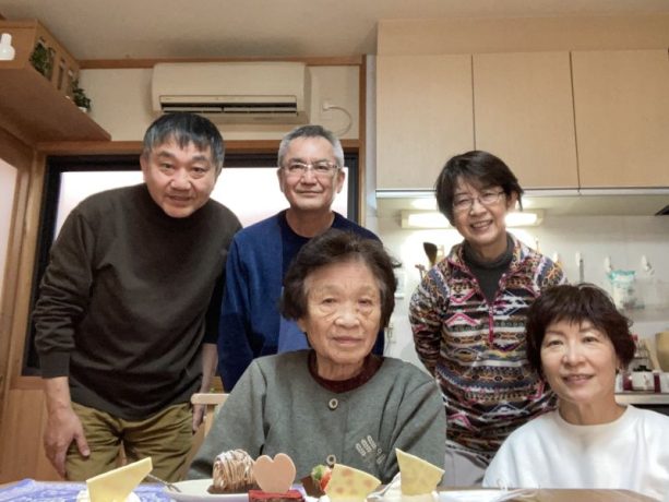 新聞投稿が趣味だった母。コラムニストの息子が掲載記事の切り抜きファイルを見て決めたこと|「147日目に死んだ母――がん告知から自宅で看取るまでの幸せな日々」Vol.2