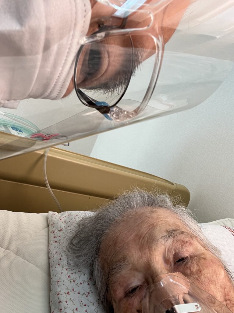 入院する東国原英夫さんのお母さん（写真提供／東国原英夫さん）