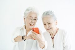 高齢者向け【スマホ購入費の助成金】東京都ほか全国に波及｜対象者や条件は？「最大3万円の助成金も」【FP解説】