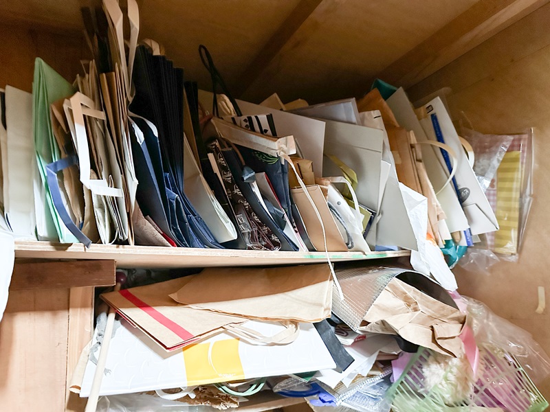 溜まりがちな包装紙や紙袋。使いそうなものだけ残して後は処分を