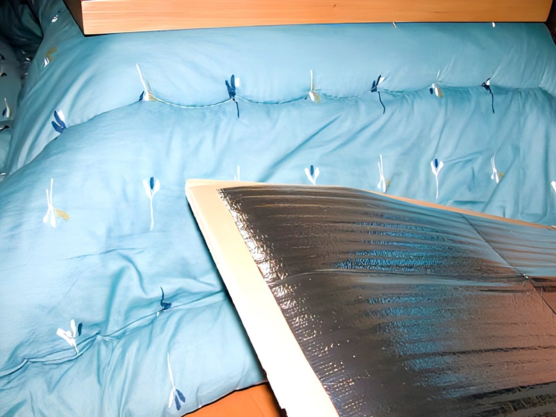 銀色の断熱シートでこたつがより暖かくなる