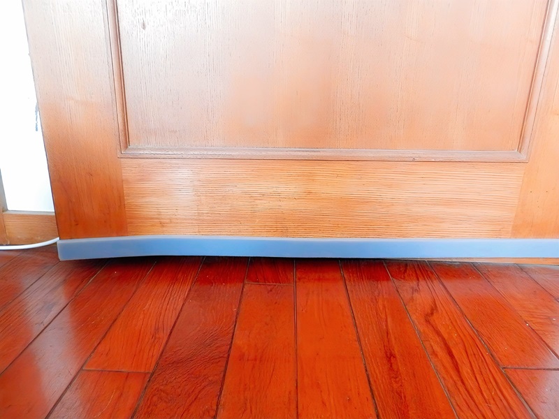 暖房効率があがる上に、電気代の節約にもつながる「すき間テープ」