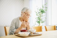 お口の健康を守る《オーラルフレイル》予防策「入れ歯を外したまま食事を続けるのはNG」理由を管理栄養士が解説