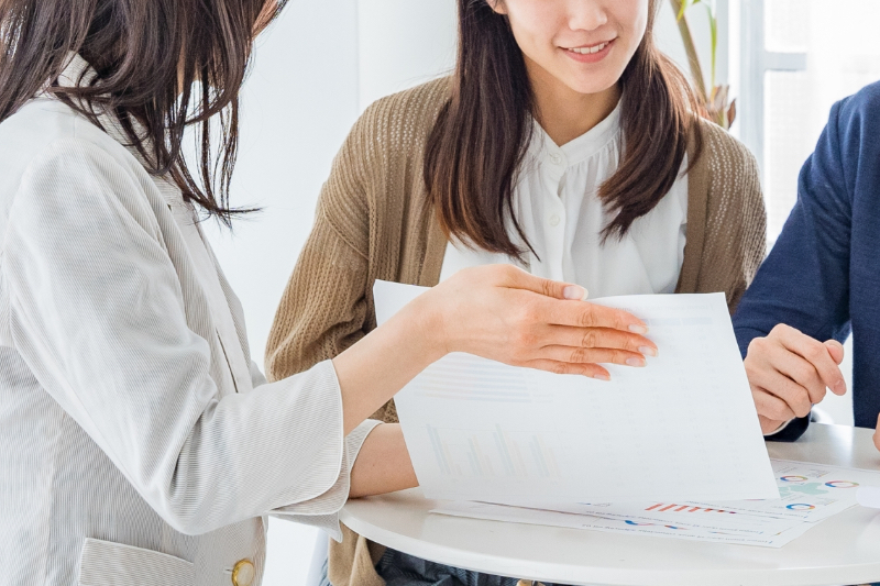 説明を聞いている人